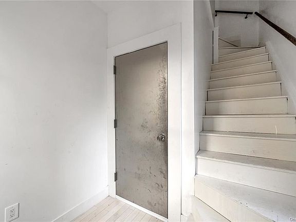 4th image of 132 Cortlandt St