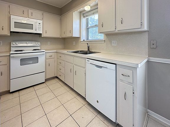 4th image of 1608 Becker Dr