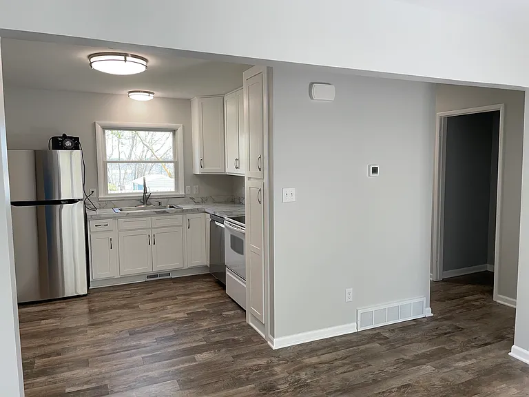 1707 Pennoyer Ave — Photo 6
