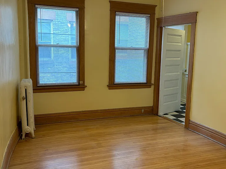 33 Avon St S — Photo 12