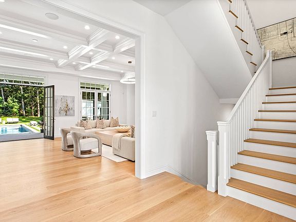 5th image of 73 Wainscott Stone Rd