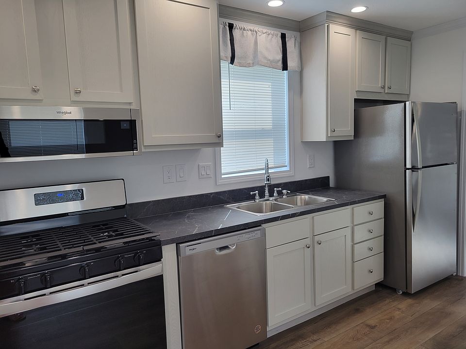 38 N Shetland Ct Highland MI Zillow