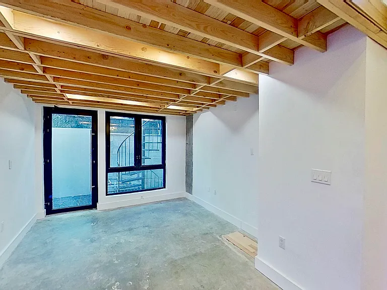27 Montrose Ave #11 — Photo 20