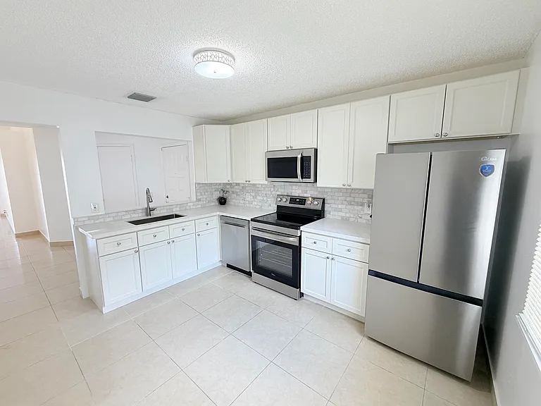 11697 SW 19th St — Photo 4