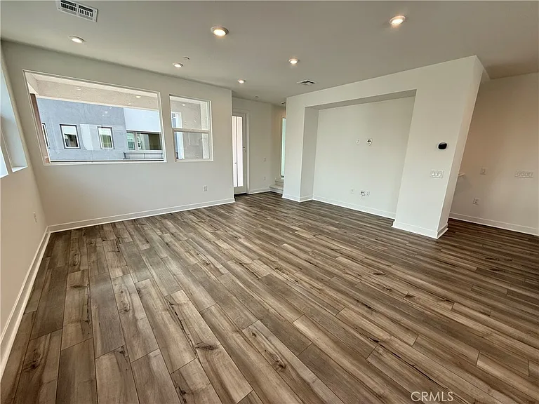 693 S Lyon St — Photo 7