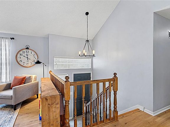 4th image of 109 E Laredo Trl