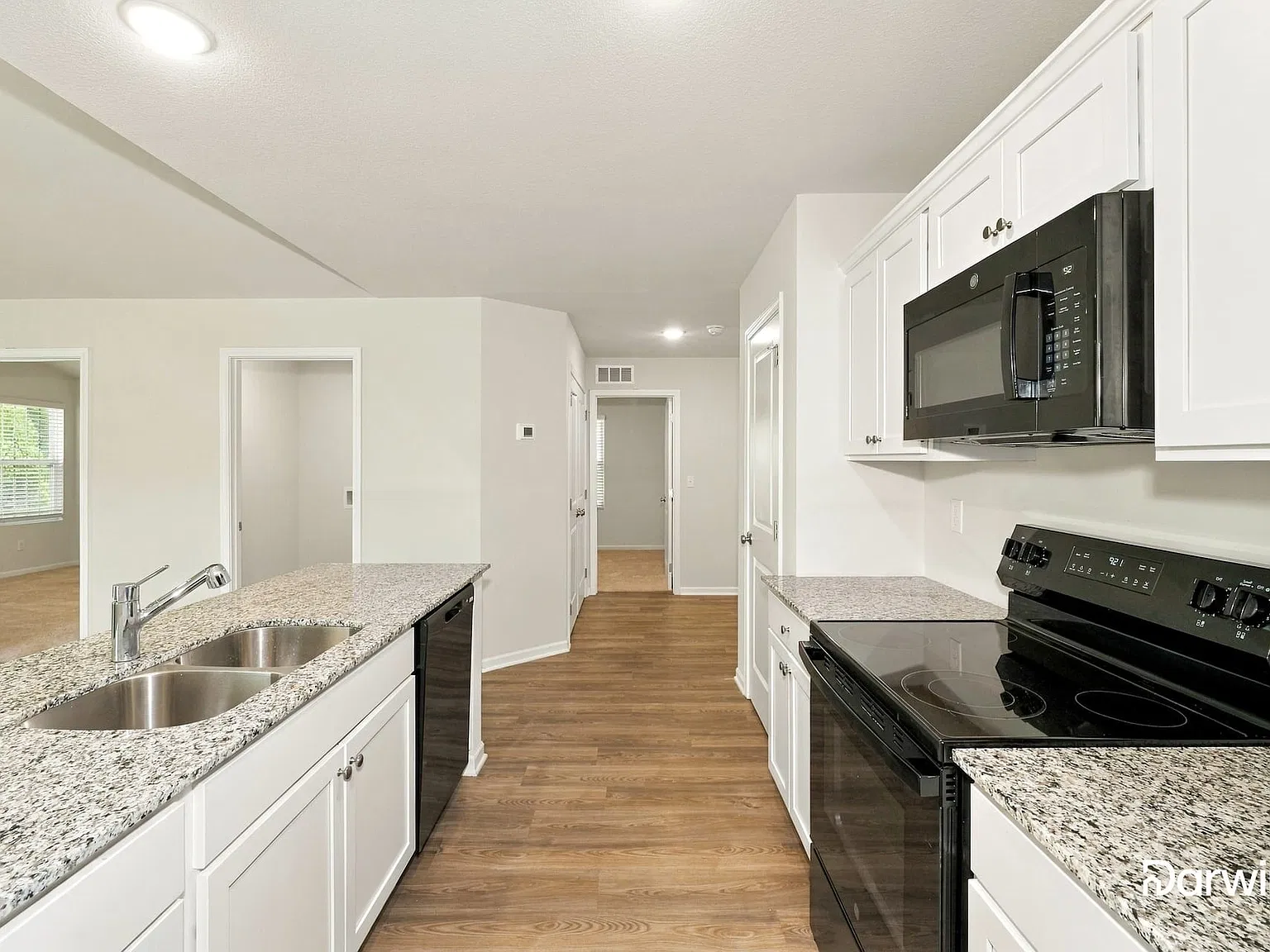 3 bed, 2.0 bath, 1401 sqft, $1,590 — Photo 2