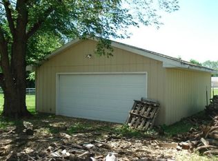 13517 Cedar St, Manito, IL 61546