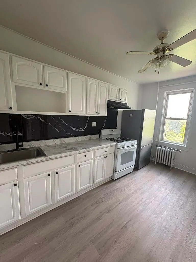 3 bed, 1.0 bath, $3,300 — Photo 3