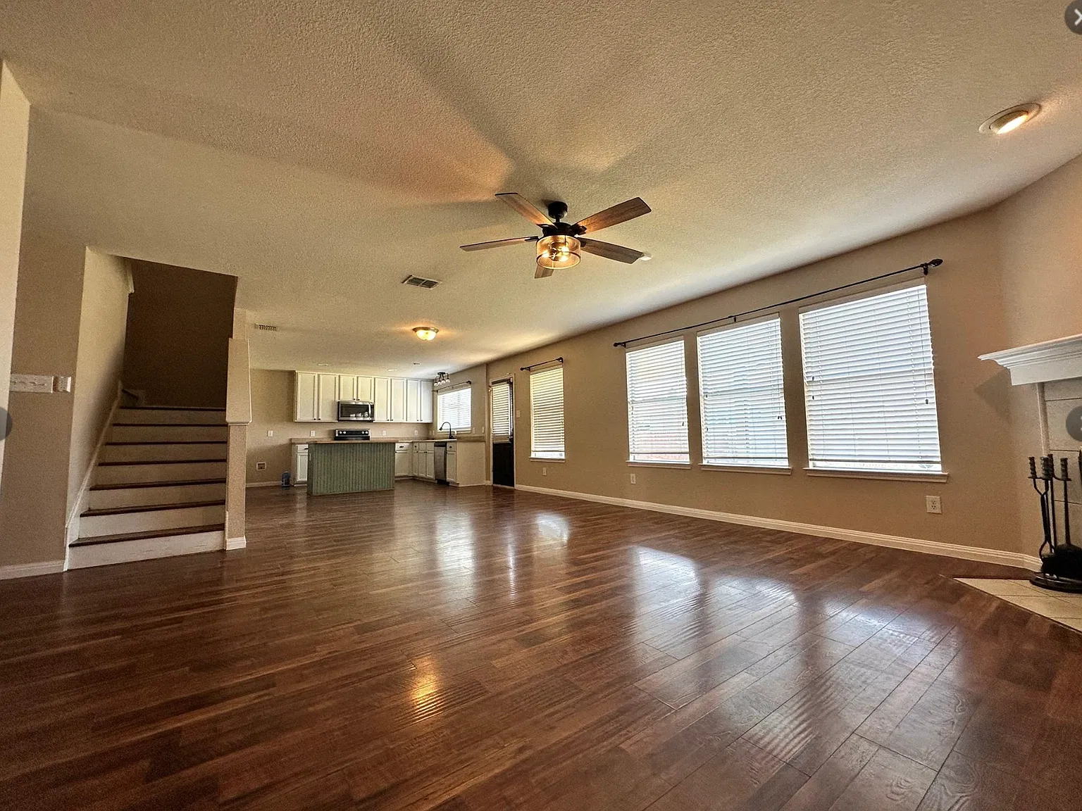4 bed, 2.5 bath, 2696 sqft, $2,195 — Photo 4