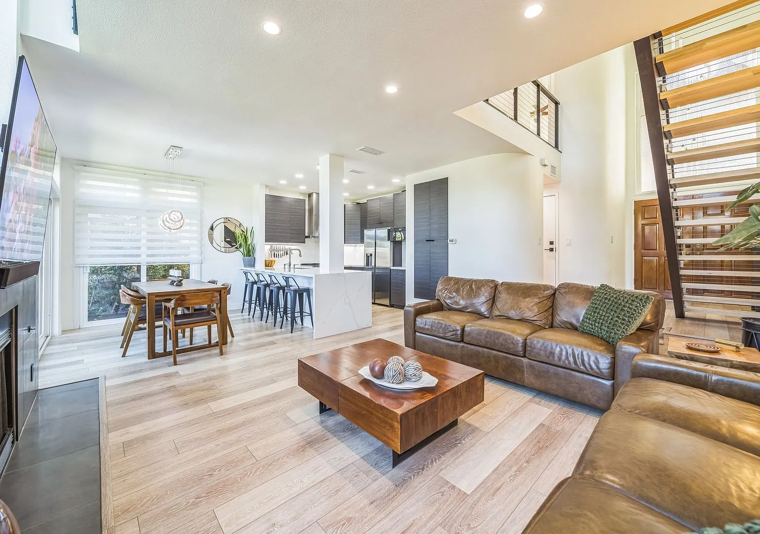 Beautifully renovated end-unit townhome — Photo 2