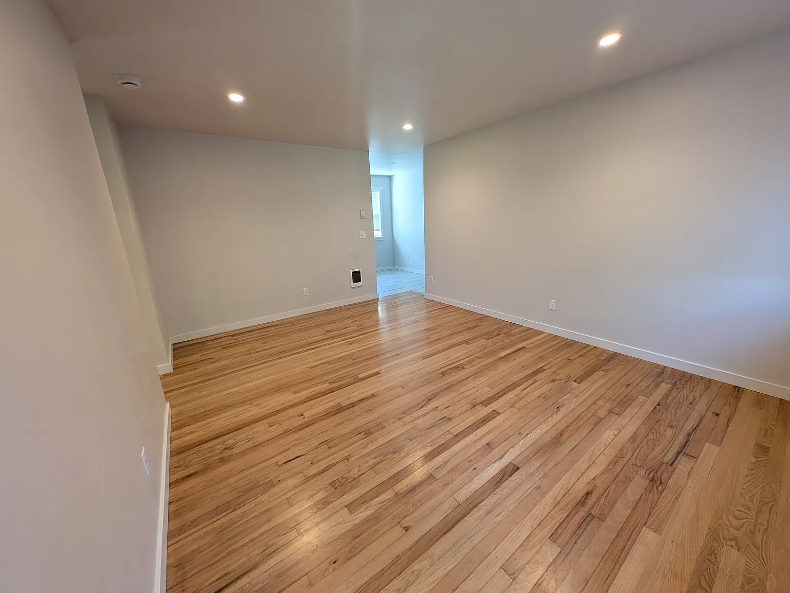 2 bed, 750 sqft, $2,300 — Photo 2