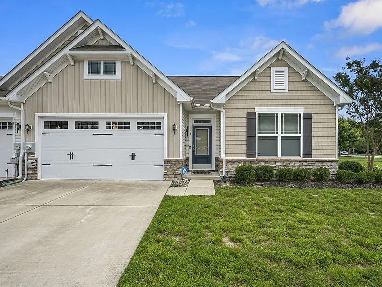 16 Fuji Ct — Photo 1