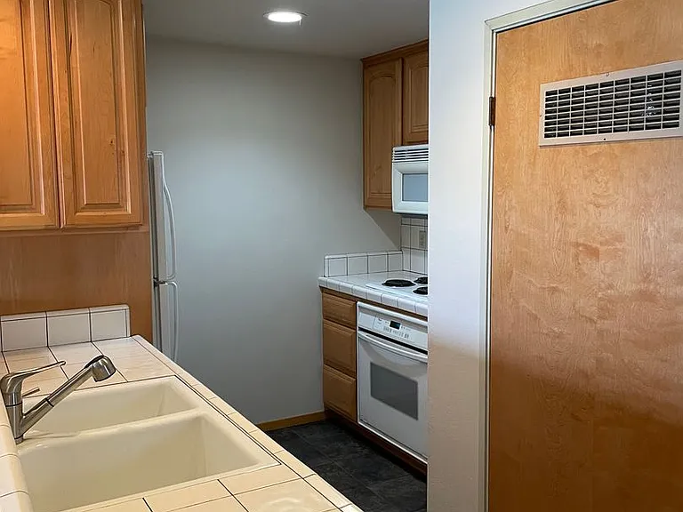 552 Christie Dr #306 — Photo 6