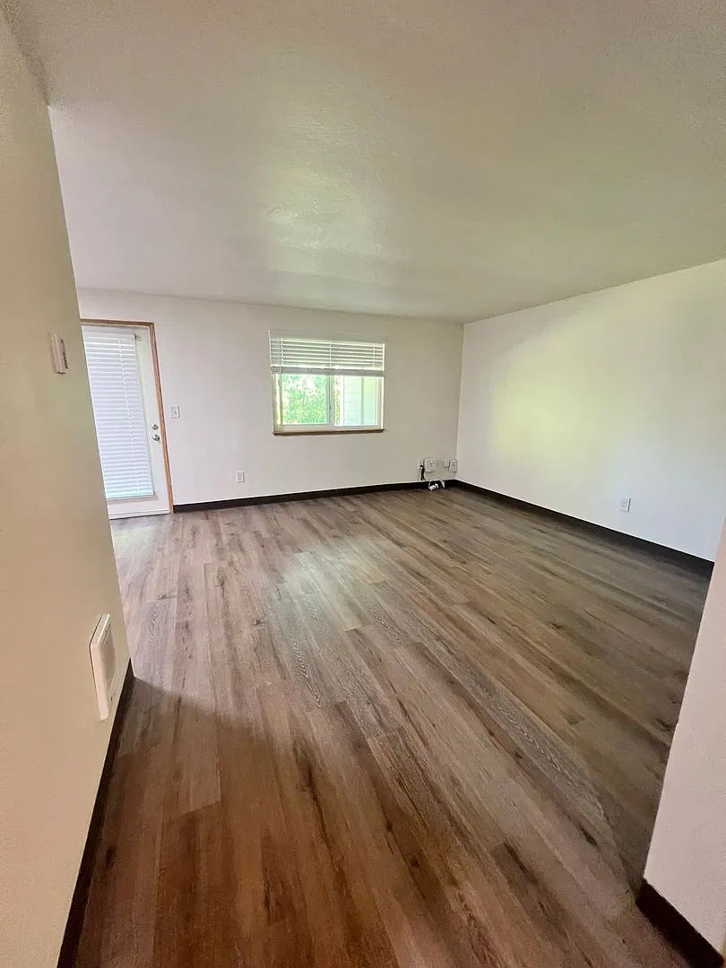 Willow Creek Apartments — Photo 3