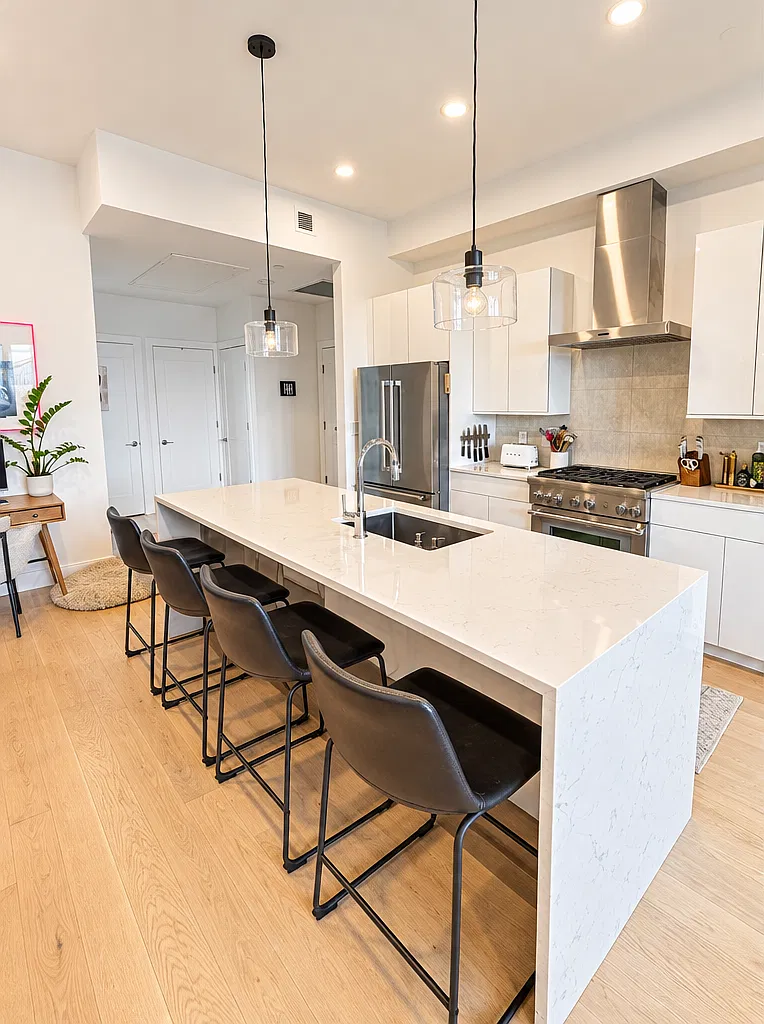 2 bed, 1037 sqft, $4,650 — Photo 1