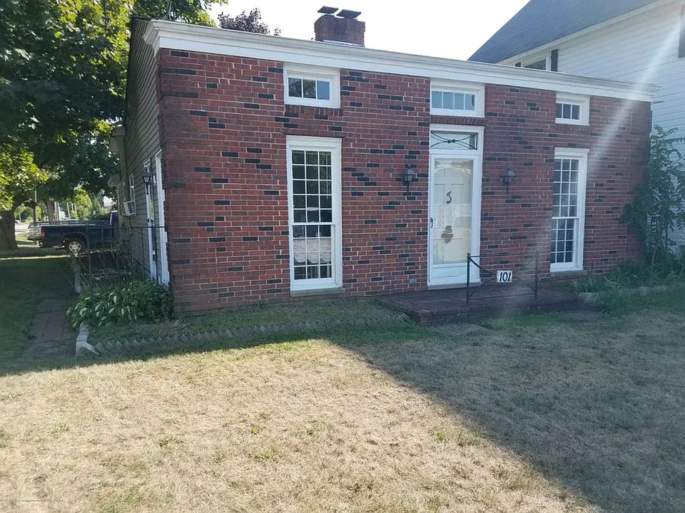 101 Main St