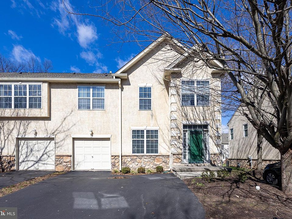 1st image of 208 Castle Dr