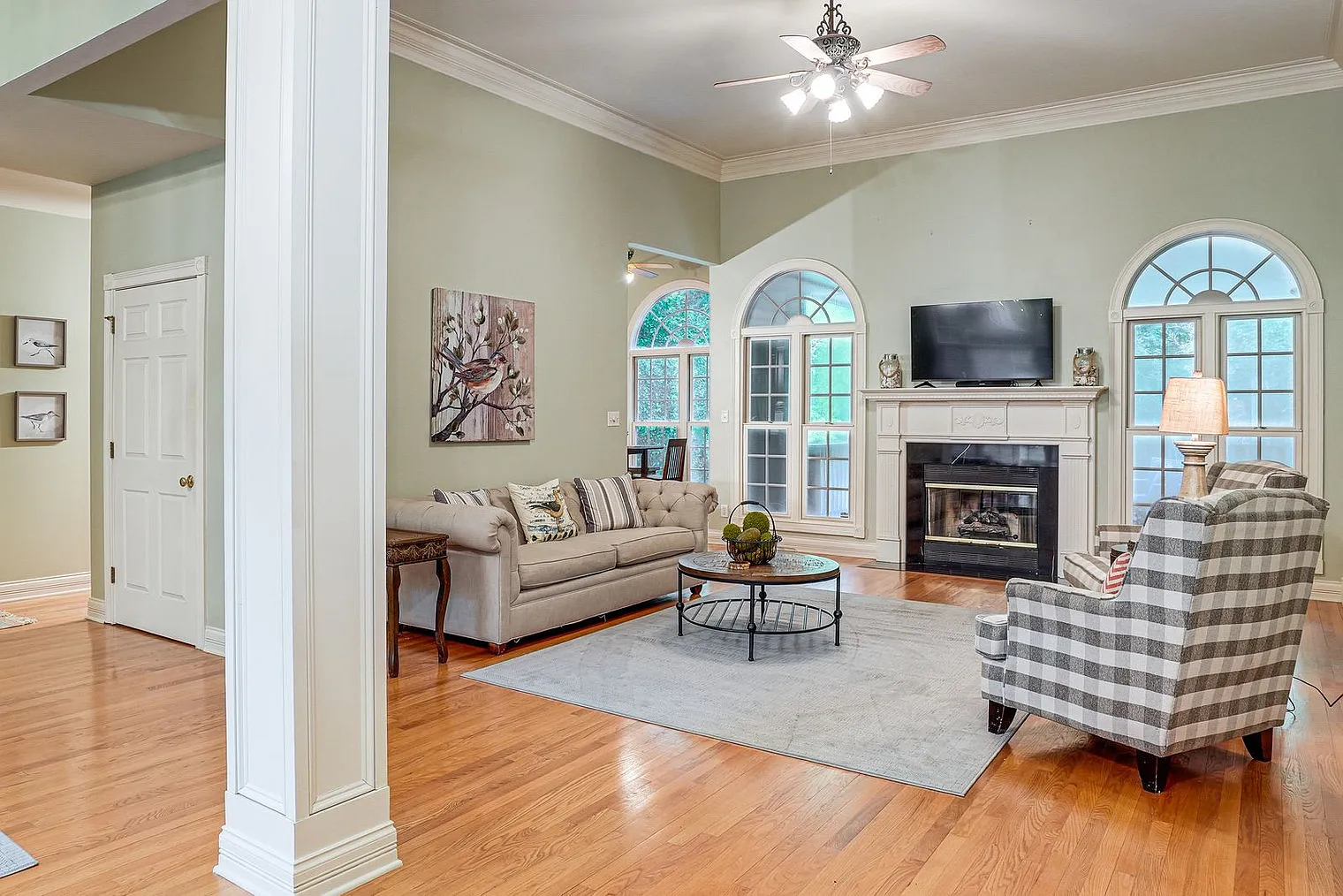 3 bed, 2.0 bath, 2798 sqft, $2,806 — Photo 1
