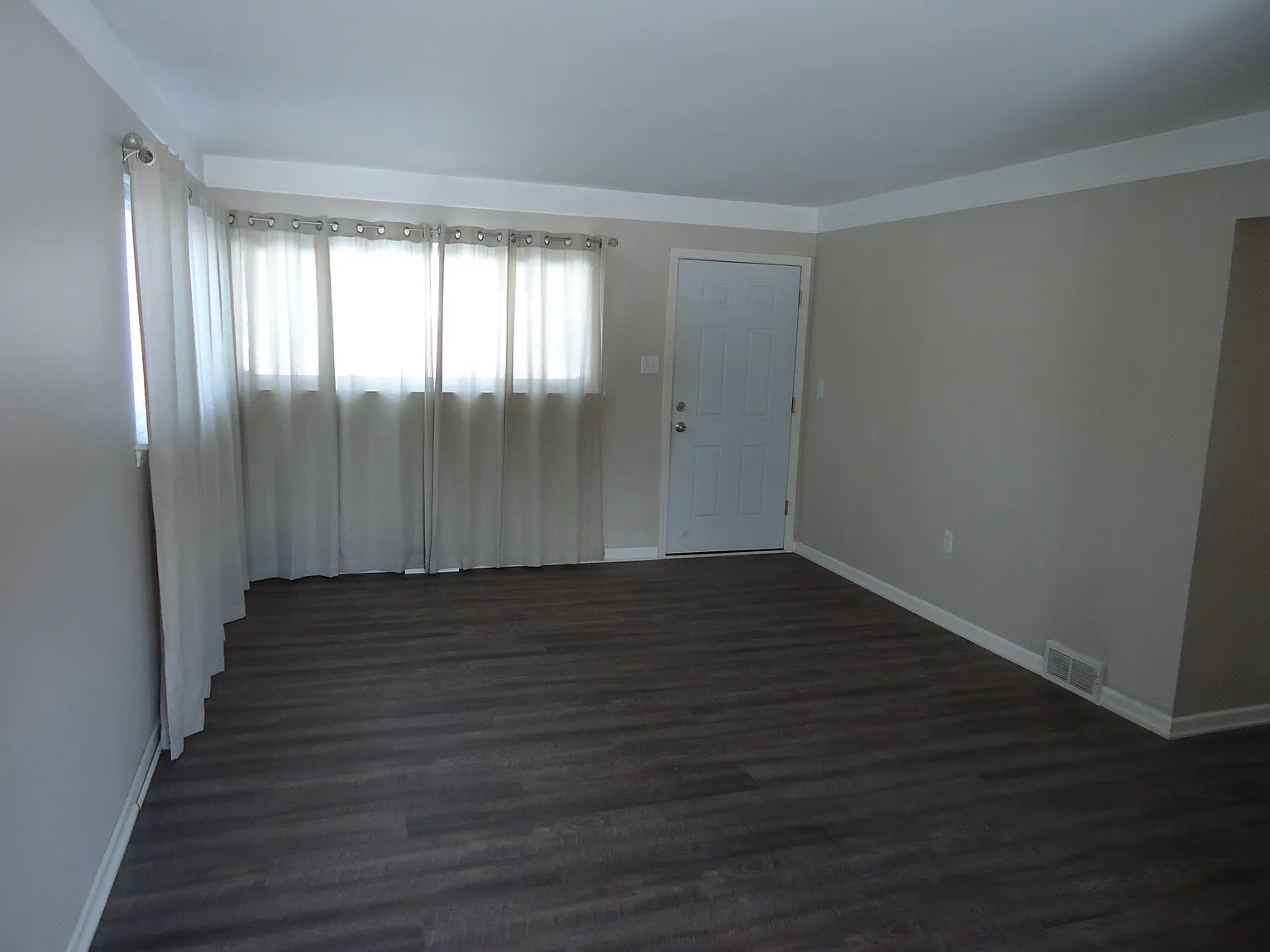 3 bed, 954 sqft, $1,825 — Photo 2