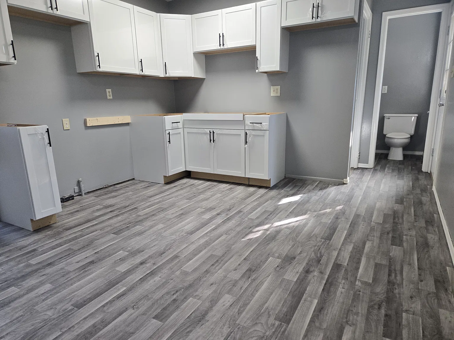 4 bed, 1.5 bath, 936 sqft, $2,000 — Photo 2