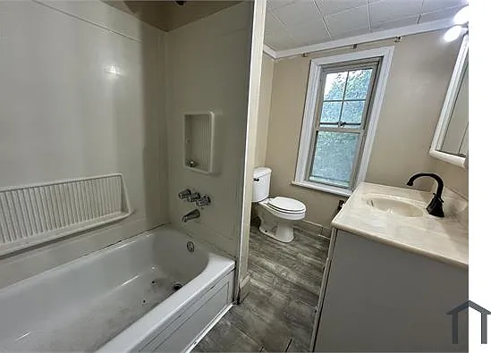 3 bed, 1100 sqft, $2,030 — Photo 4