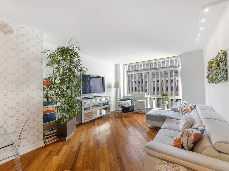 303 E 43rd St #11C — Photo 1