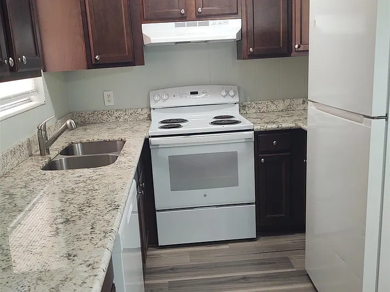 6593 Lee St #B — Photo 3