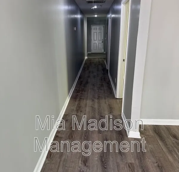319 W 31st St — Photo 2