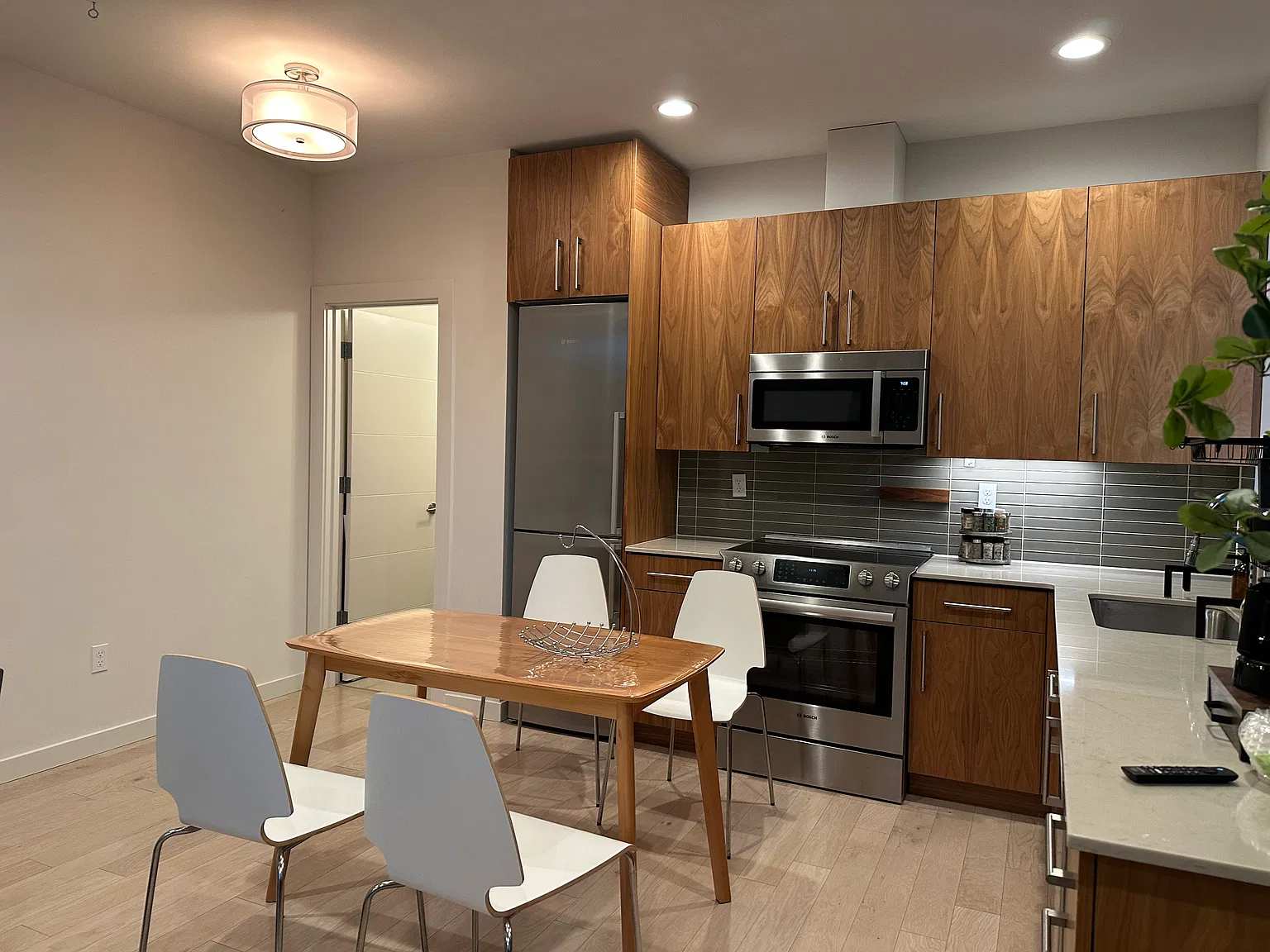 2 bed, 2.5 bath, 1050 sqft, $3,600 — Photo 3