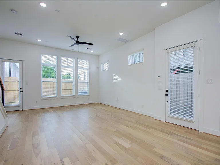 3206 Live Oak St — Photo 4