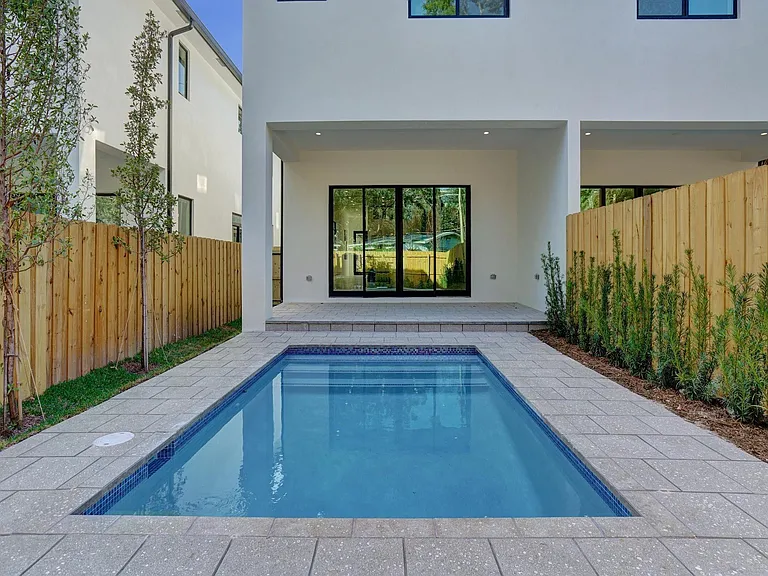 604 SW 7th Ave — Photo 16