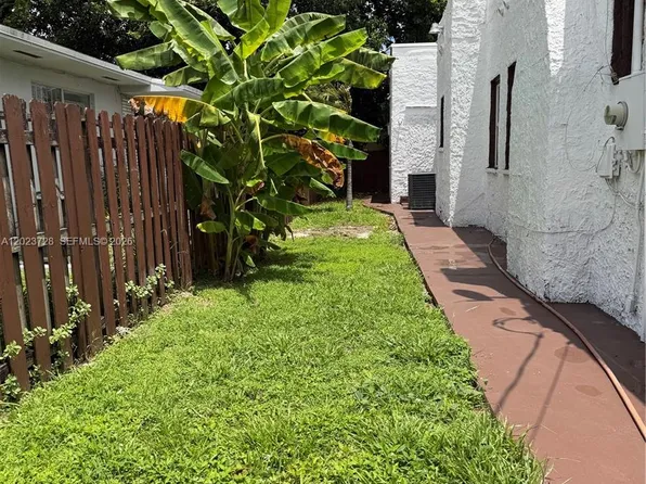 1727 NW 50th St, Miami, FL 33142