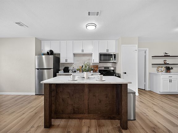 4th image of 3919 Ridgeoak Way