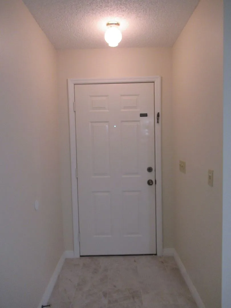 2br/2ba Duplex with Lakeview — Photo 4