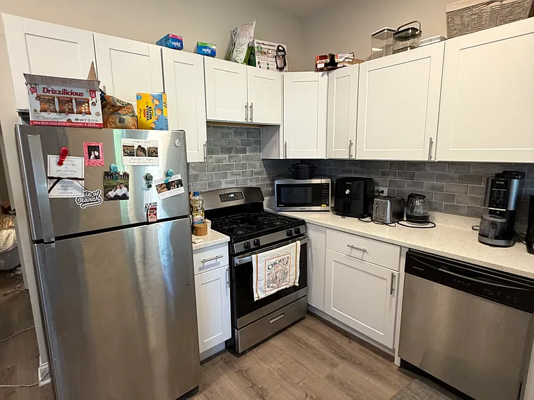 2905 N Mildred Ave — Photo 2