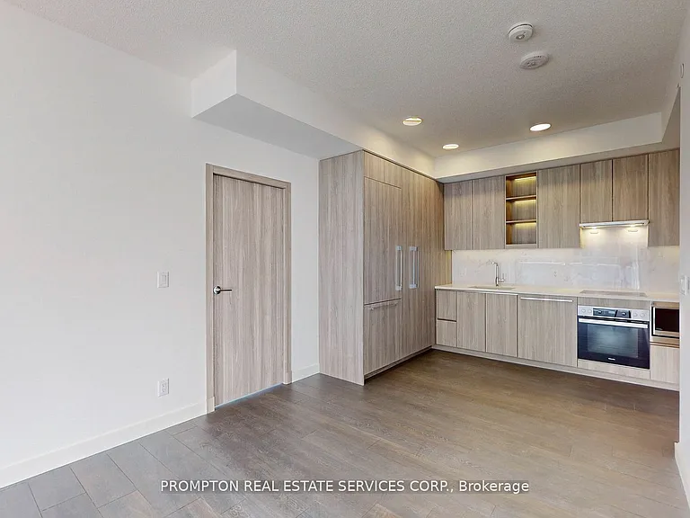 25 McMahon Dr #602 — Photo 3