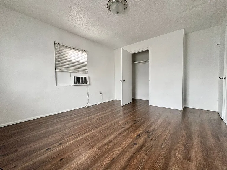 513 E 700 S — Photo 10