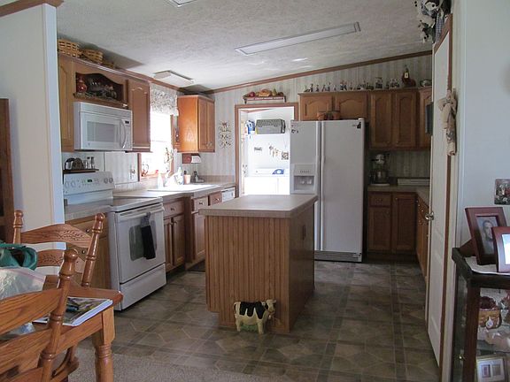 Spacious Kitchen w/Island