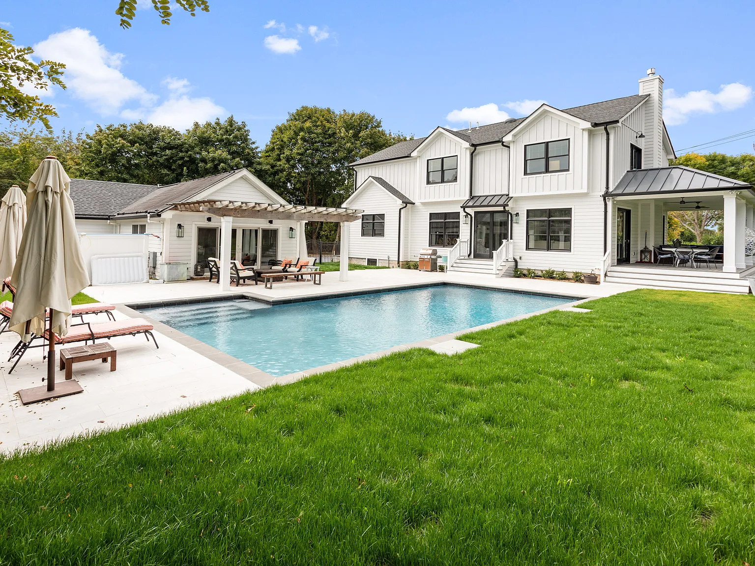Southampton New Construction with Pool House — Photo 1