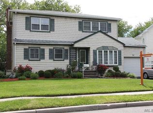 24 Woodway Rd, Plainview, NY 11803