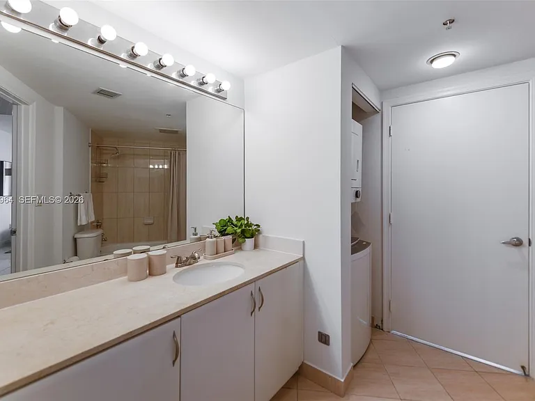 1750 N Bayshore Dr #2402 — Photo 14