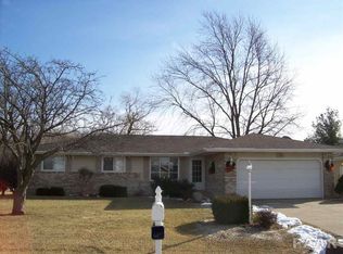 108 Deer Trail Rd, Pekin, IL 61554