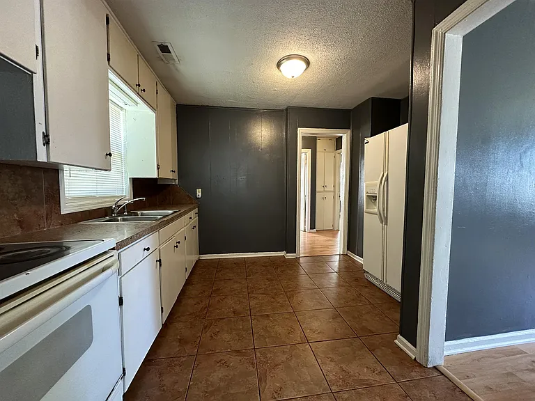 1332 N Erie St — Photo 19