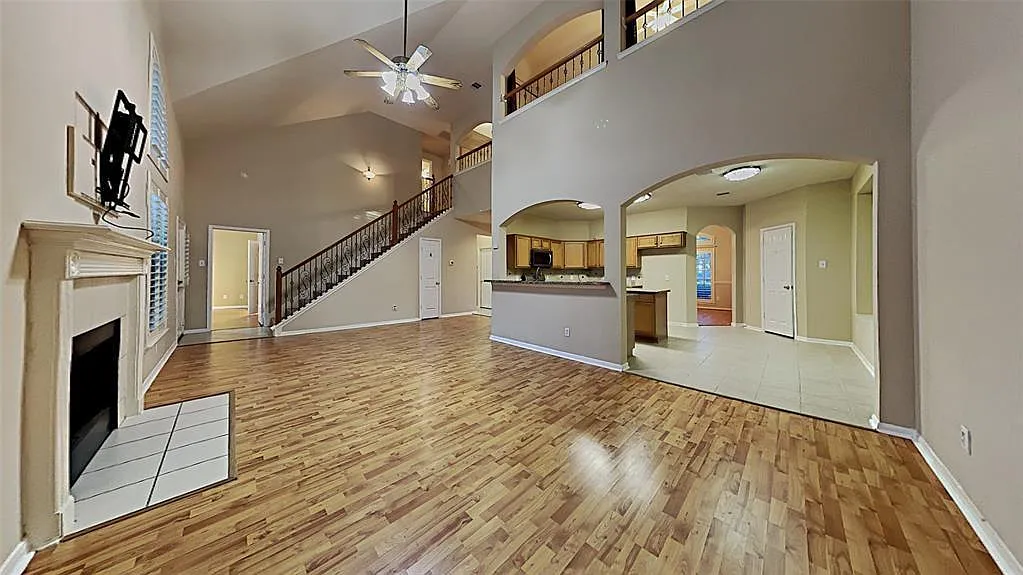 4 bed, 2.5 bath, 2467 sqft, $2,499 — Photo 3