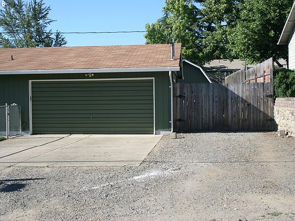 2nd image of 185 Rose Ave