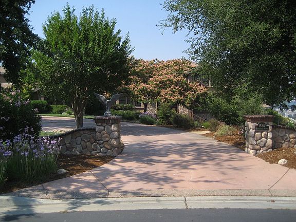 1528  Honeysuckle Ct 