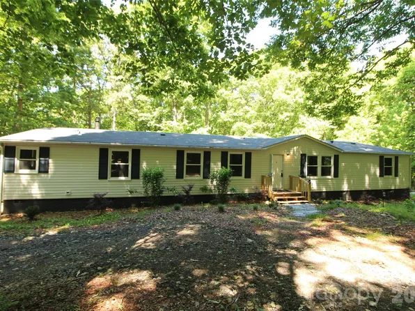 1320 Smith Woods Ln, Hickory Grove, SC 29717