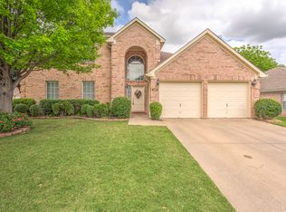 829 Park Forest Dr, Hurst, TX 76053