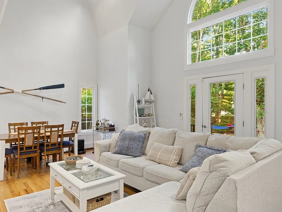 17 Montauk Ave